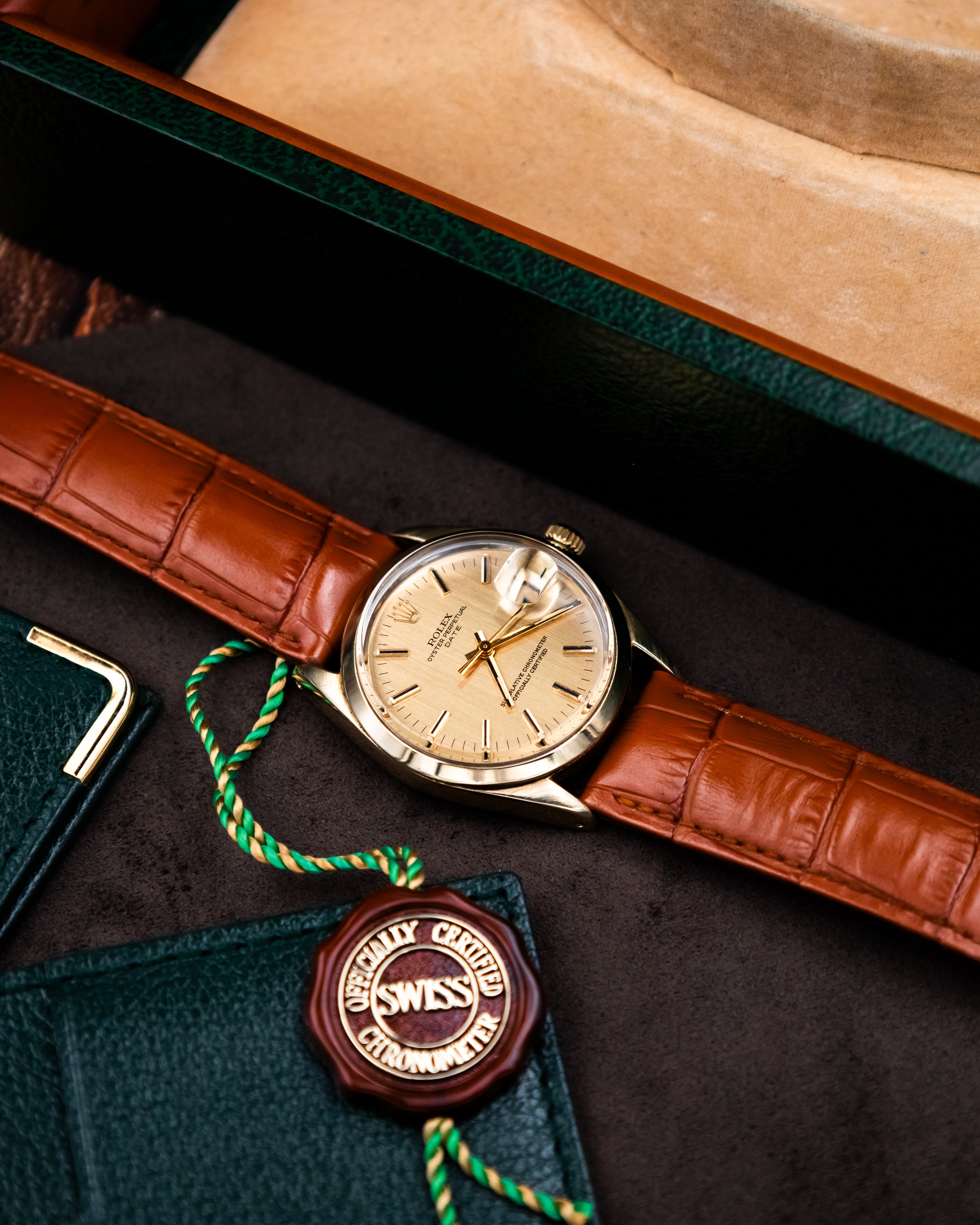 Rolex 1550 Perpetual Date - Gold dial