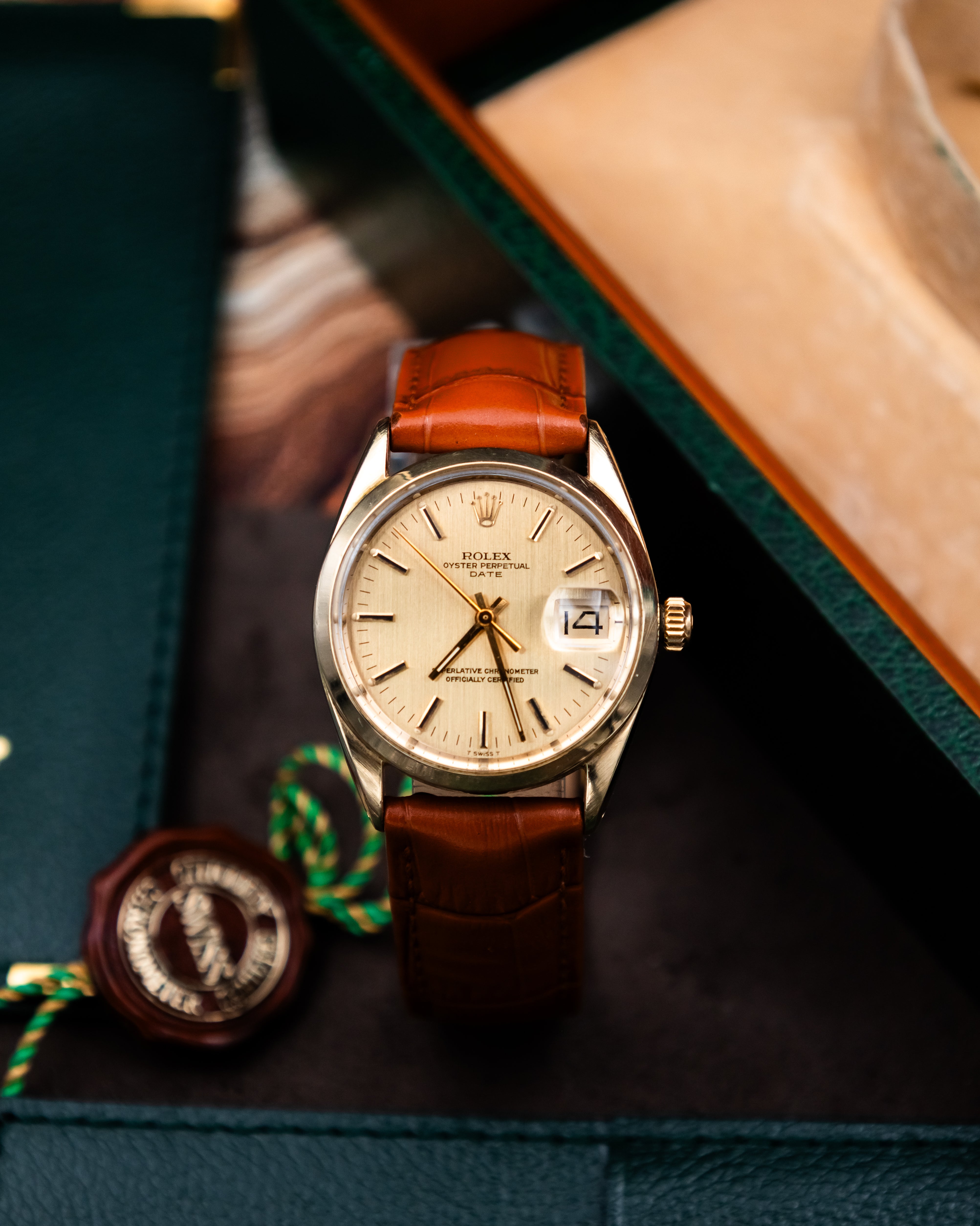 Rolex 1550 Perpetual Date - Gold dial
